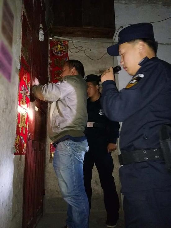 龙里县粗心妈妈误将幼女锁家中 民警全城寻开锁师傅开门